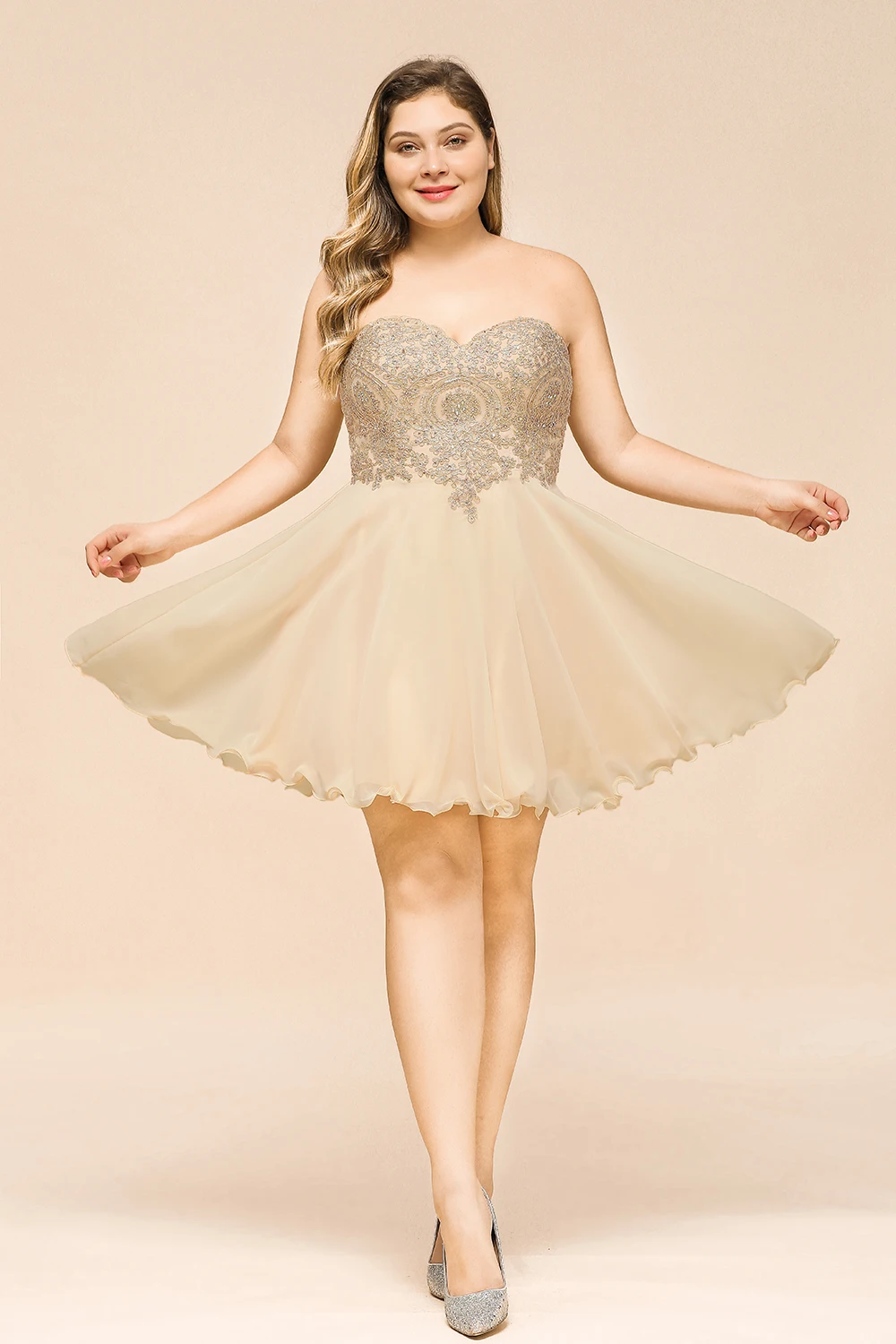 

Plus Size Mini Chiffon Strapless Homecoming Dresses Above Knee Sweetheart Lace Applique Short Cocktail Party Prom Gowns