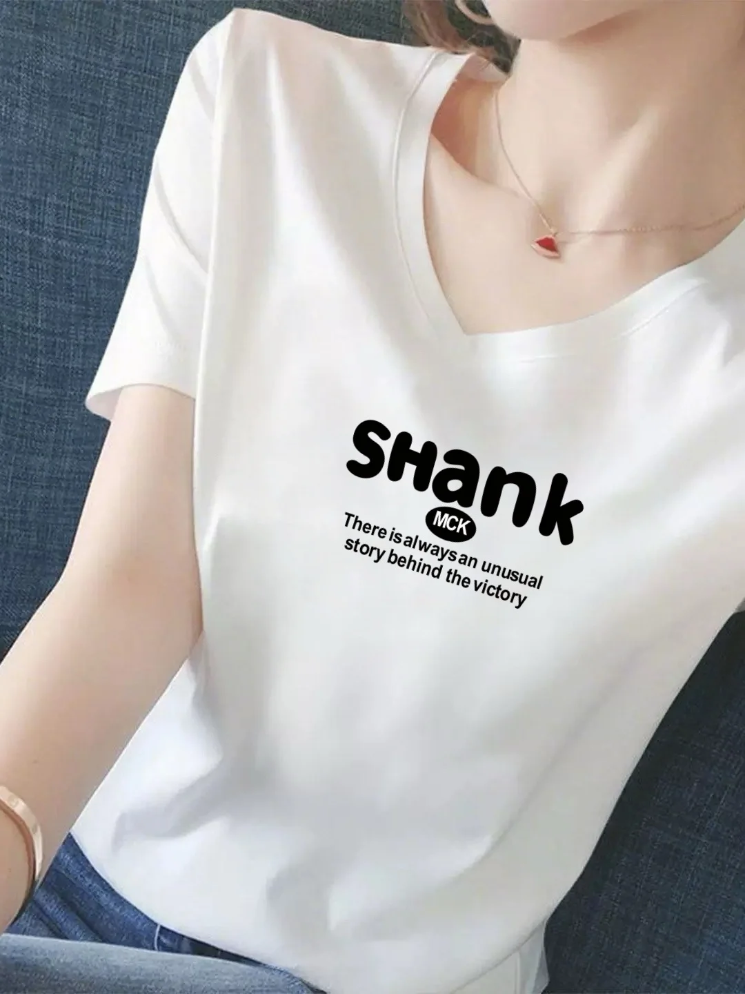 

Элегантная белая женская футболка с V-образным вырезом и коротким рукавом, свободного кроя, с эффектом стройности, с буквенным принтом, универсальная, модная, повседневная, из полиэстера.
