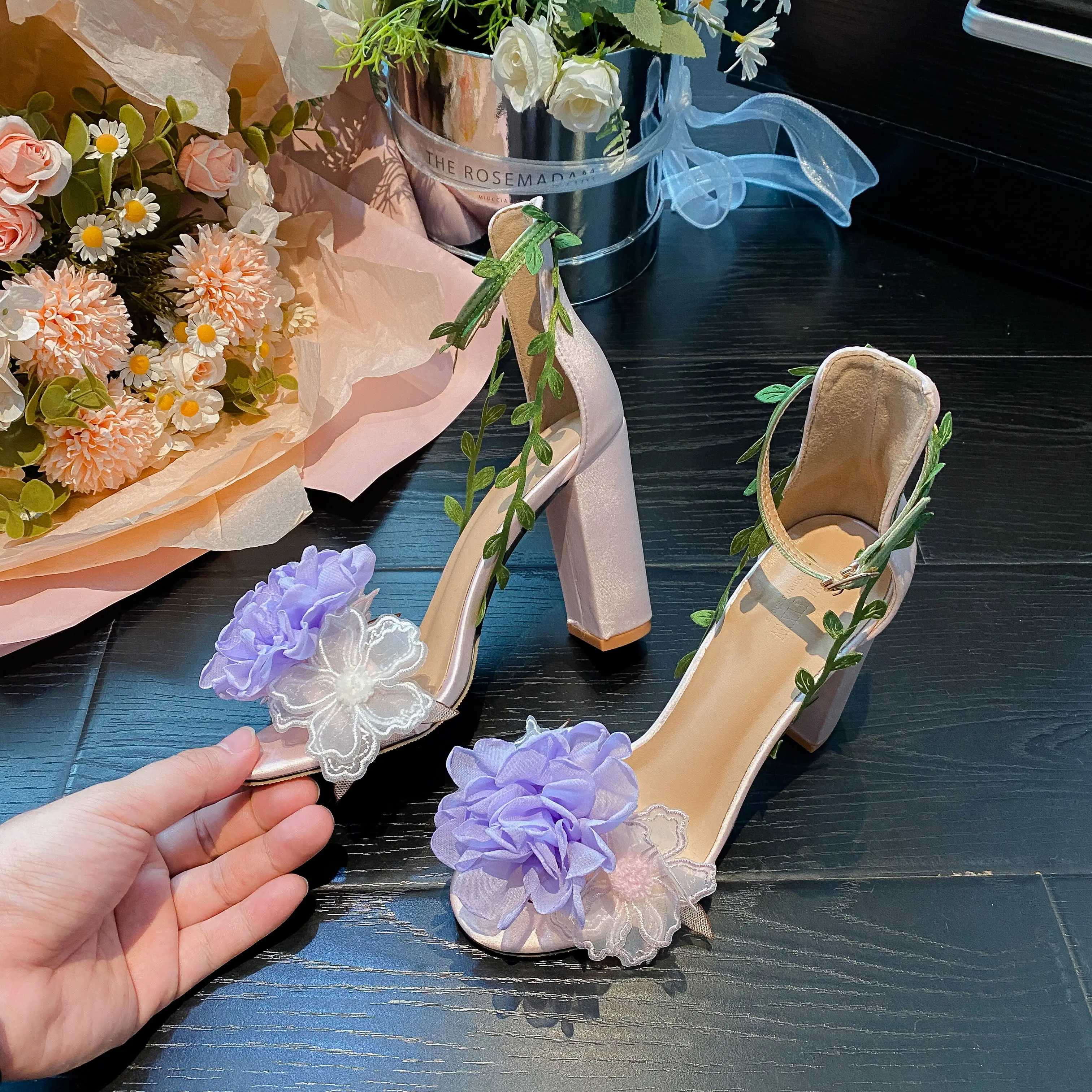 2024 New Wedding Shoes Pink High Heels Open Toe Sandals Flower Flower Embroidered Feet Naked Tie Wedding Banquet Shoes