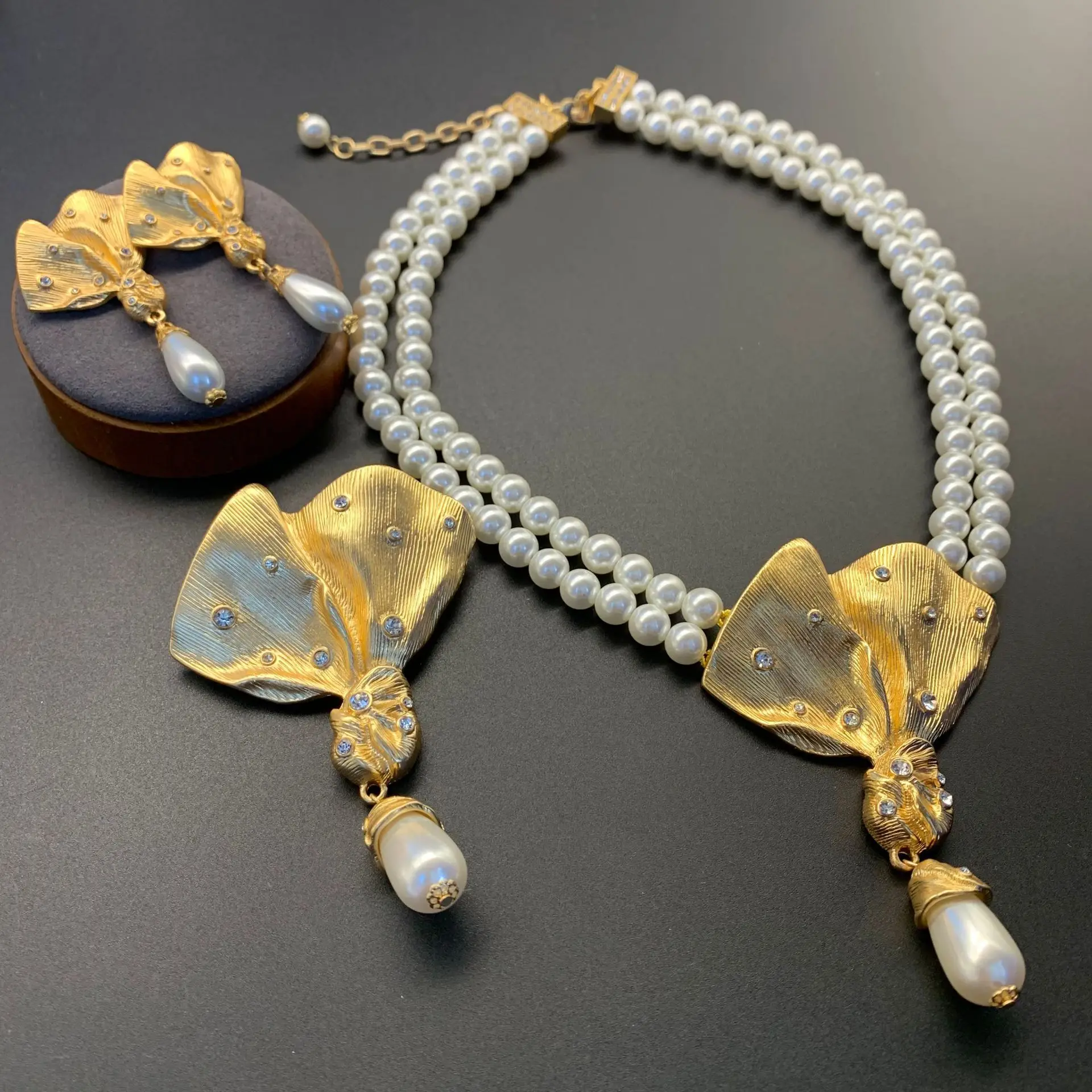 

Elegant Style Butterfly Bow Pearl Alloy Party Necklace Brooches Earring Exquisite Luxury Jewelry Set for Wedding