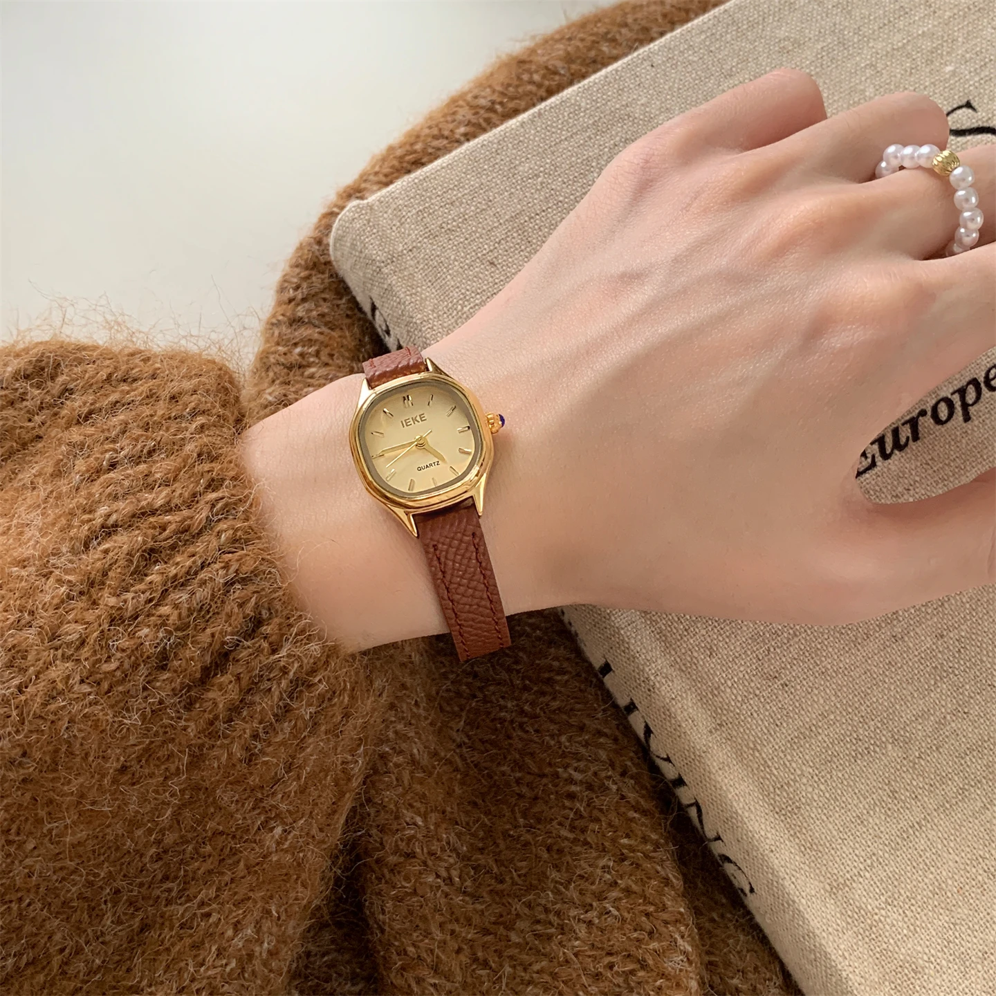 Mid ancient style slim strap watch for women, classic and versatile temperament, fashionable and niche design wrist watch