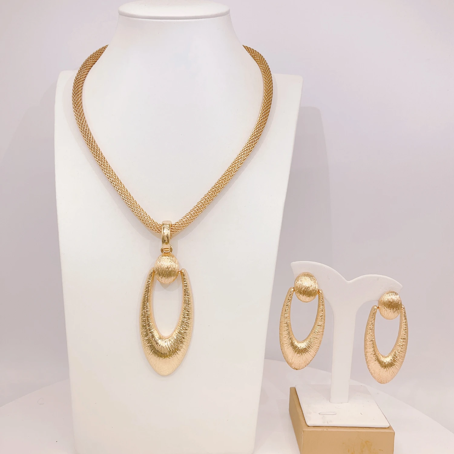 

Simple Lightweight Two Piece Jewelry Set Women Dubai Gold Plated Pendant Two Piece Set Women Party Gift