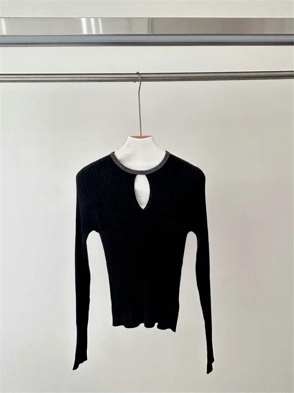 

25 Autumn New Women's Round Neck Chain Decoration Solid Color Wool Knitted Sweater