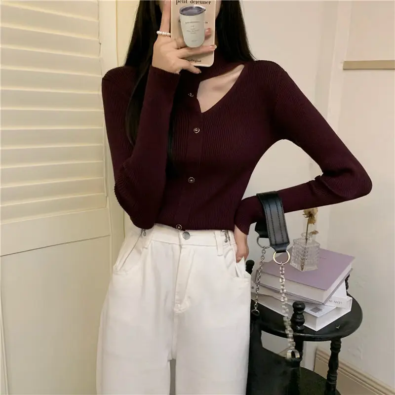 White Design Round Neck Single Breasted Knitted Sweater for Women New Style with Exposed Collarbone and Bottom Layer