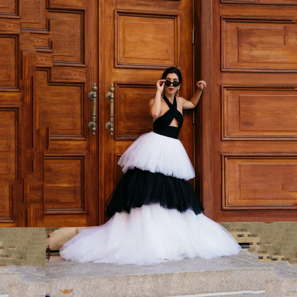 Sexy preto branco vestido de baile babados exuberante vestidos de noite longos halter sem costas fora do ombro uma linha vestido de festa tule em camadas