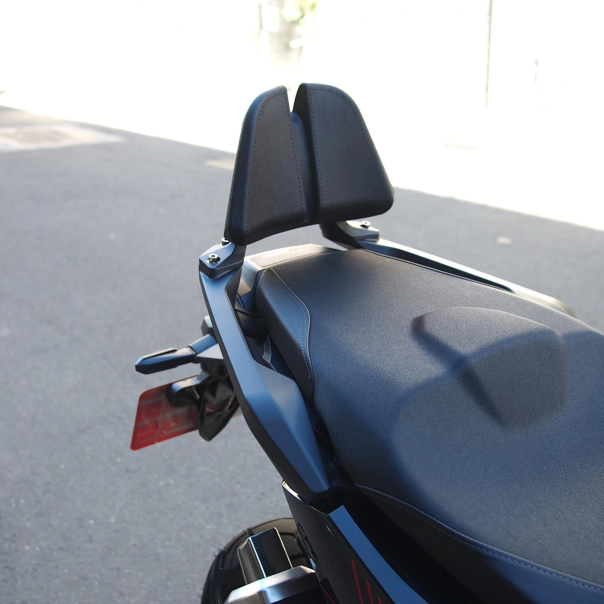 

Модифицированный пластиковый багажник для мотоциклов с кронштейном из алюминиевого сплава для поддержки поясницы и спинки пассажира