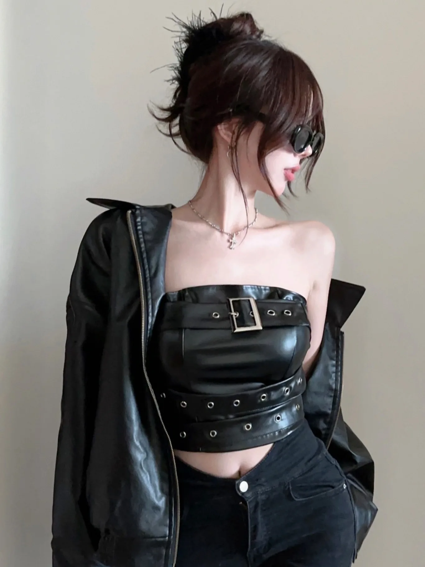 Sexy Short PU Leather Crop Top Shoulder Bared Chestnut Color Night Club Fashionable Dance Bottoming Shirt for Young Women