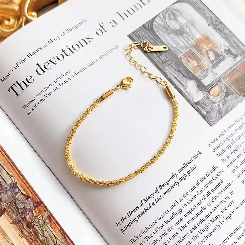 Un nuovo tipo di collana da donna in argento di lusso leggero e di nicchia, una catena di clavicole e un cielo stellato