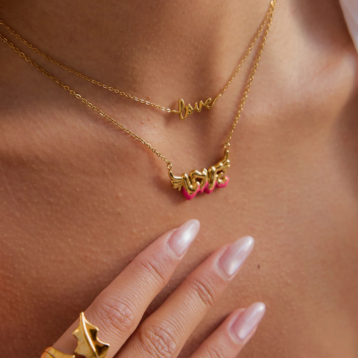 Zora-collar con colgante de alas de Ángel "LOVE", gota de aceite rosa para todos los días, joyería resistente al agua de acero inoxidable chapada en oro de 18 quilates