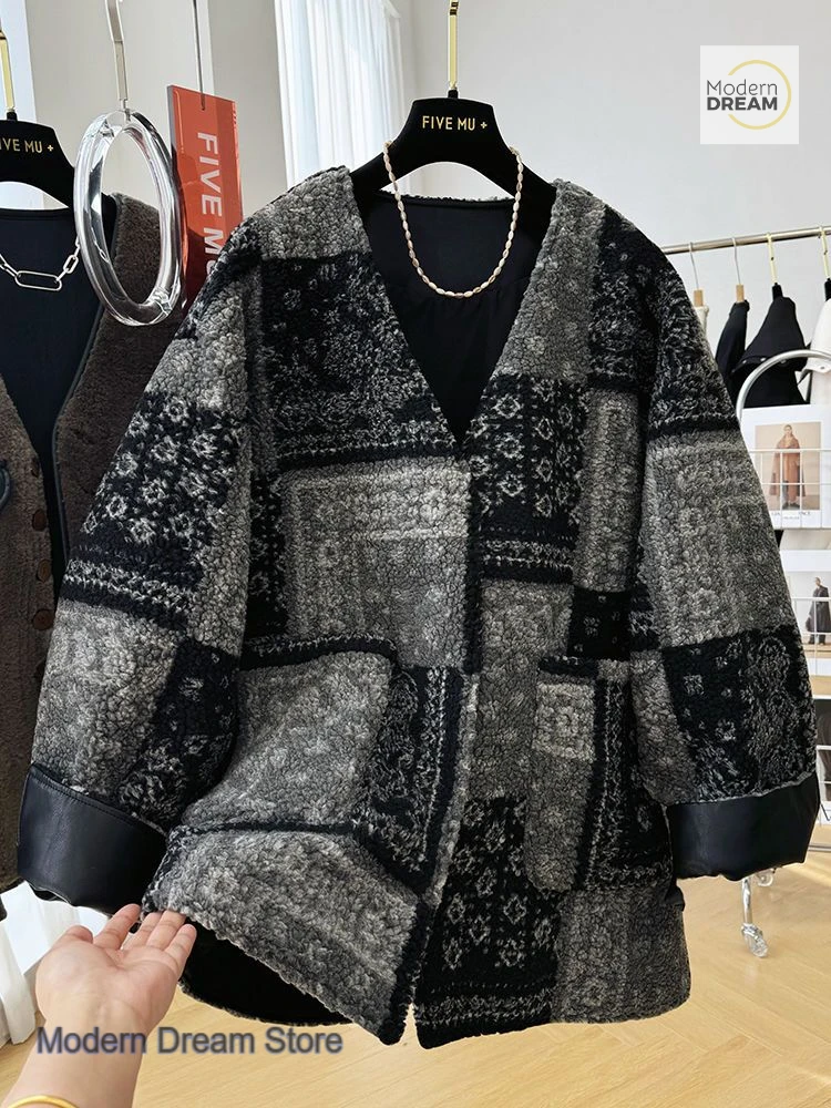 French luxury relaxed high sense retro cold-proof V-neck coat women's autumn and winter new lazy wind warm fashion coat.