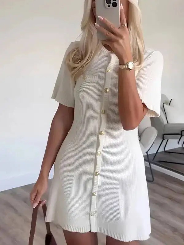 Mini abito bianco elegante lavorato a maglia per le donne Bottone in metallo Abito maglione sexy a costine sottile Abiti da festa per le vacanze Autunno Nuovo