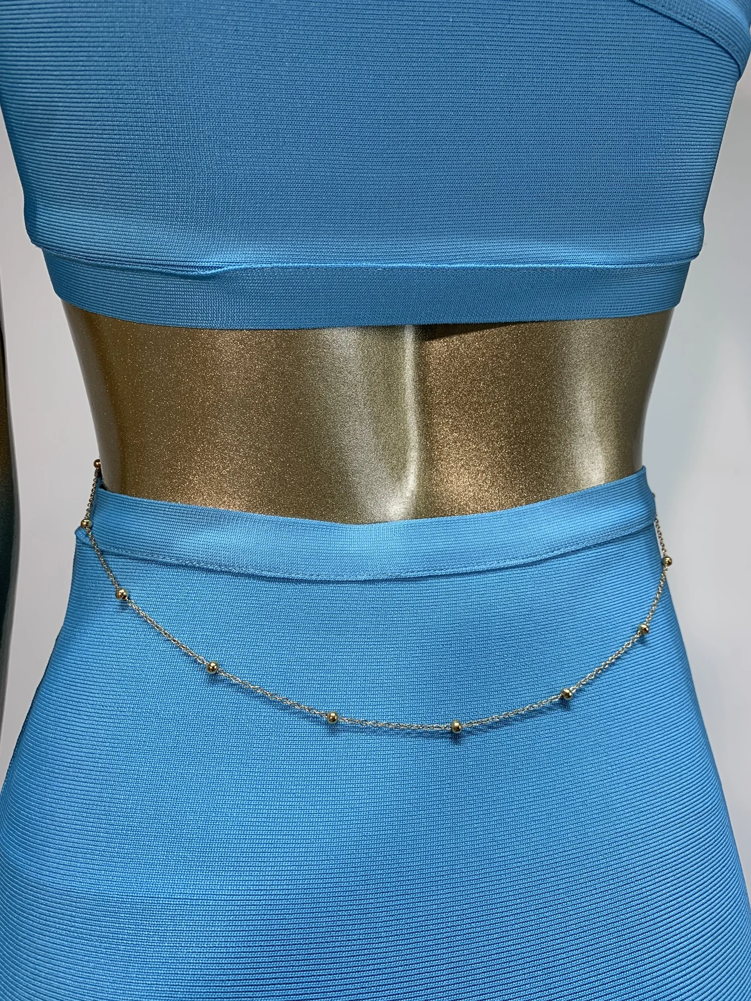 ผู้หญิงฤดูร้อน Sky Blue ผ้าพันคอ High Street หนึ่งไหล่ตัดโซ่กลับ Midi ลูกวัวชุดราตรียาวชุด Guest Looking