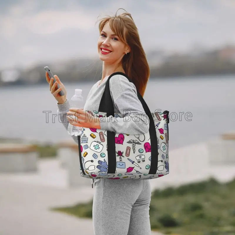 Bolsa de viaje con tema médico para enfermera, bolsas de mano para deporte, gimnasio, ligeras, impermeables, para fin de semana, bolsas de noche para mujer