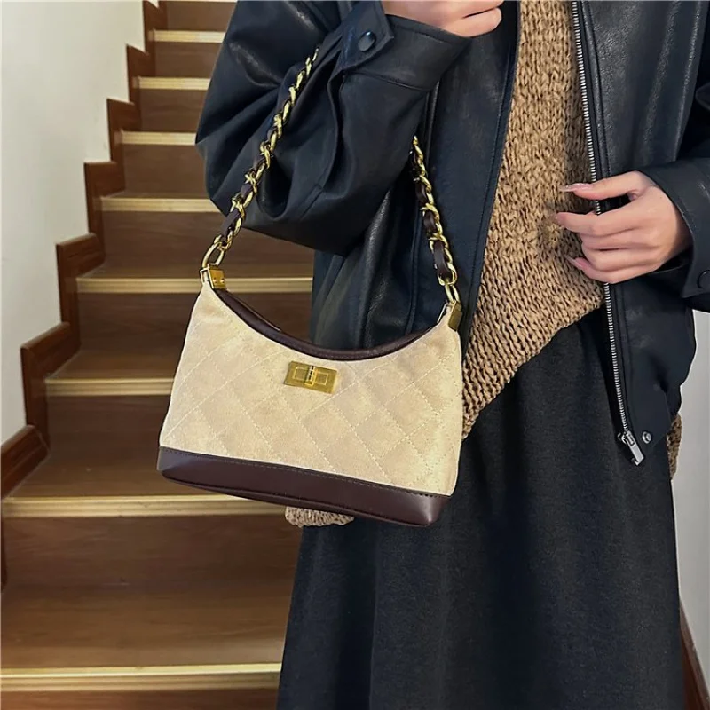 Elegancka torebka damska wykonana ze skóry nubukowej, o swobodnym, amsterdamskim, luksusowym, lekkim i miękkim stylu do noszenia na co dzień.