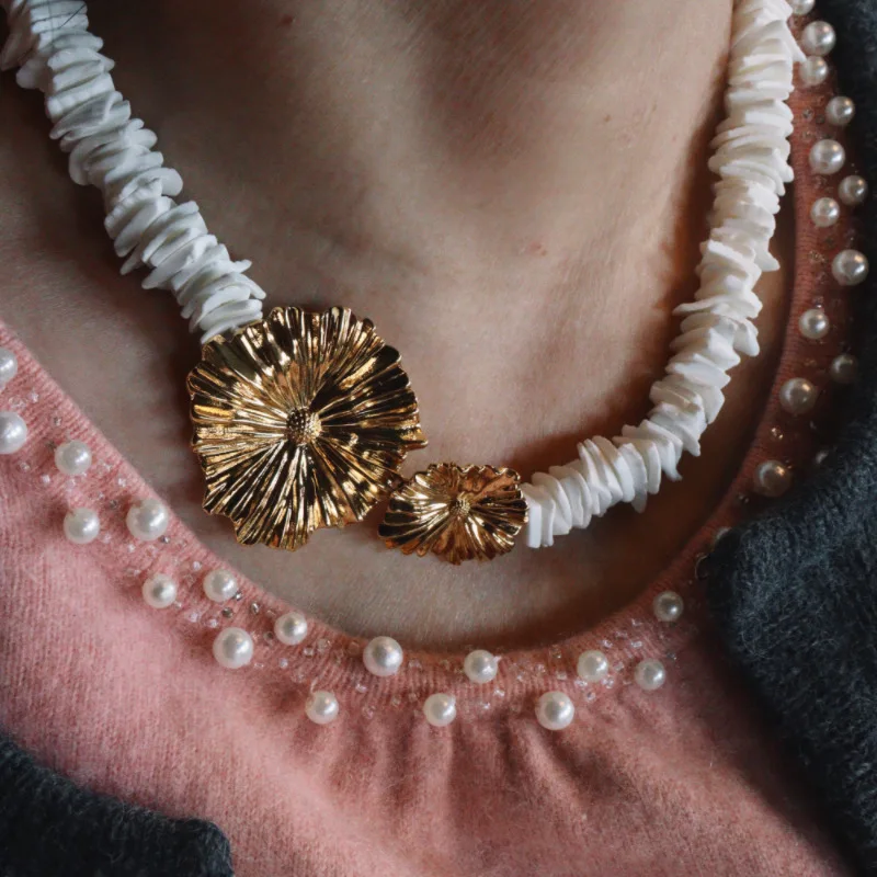 Niche Light Luxury Design Irregular Natural Shell Strand Daisy Charms Necklace Gold-plated Clavicle Chain Holiday Beach Style