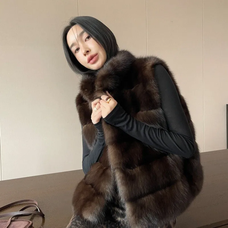 A new style of short and fashionable fur coat with combination purple gas vest