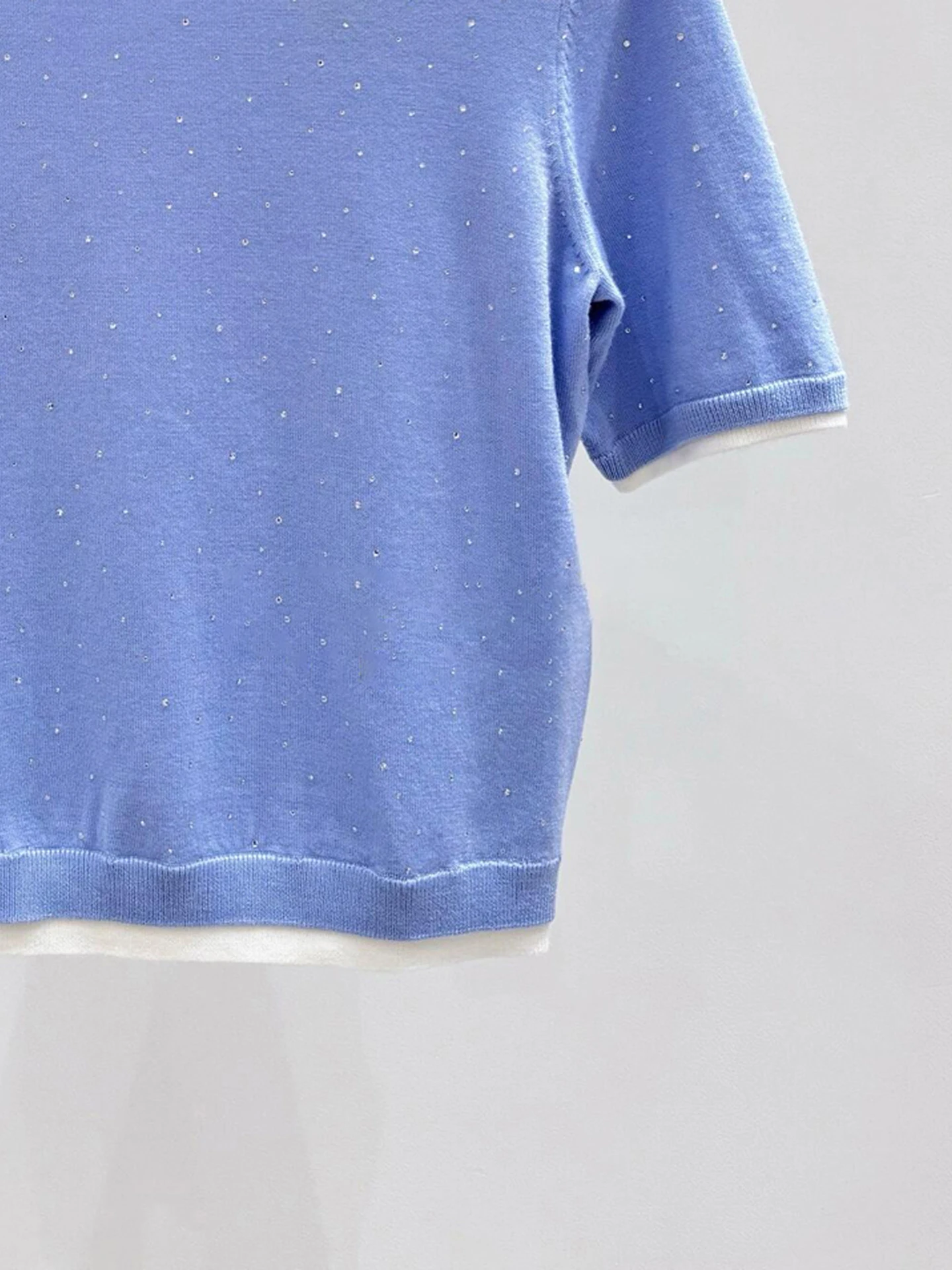 بلوزة نسائية أنيقة محبوكة لصيف 2025، متعددة الاستخدامات مع تطريز الماس، أكمام قصيرة وياقة مستديرة، تصميم عصري مناسب للعمل #3