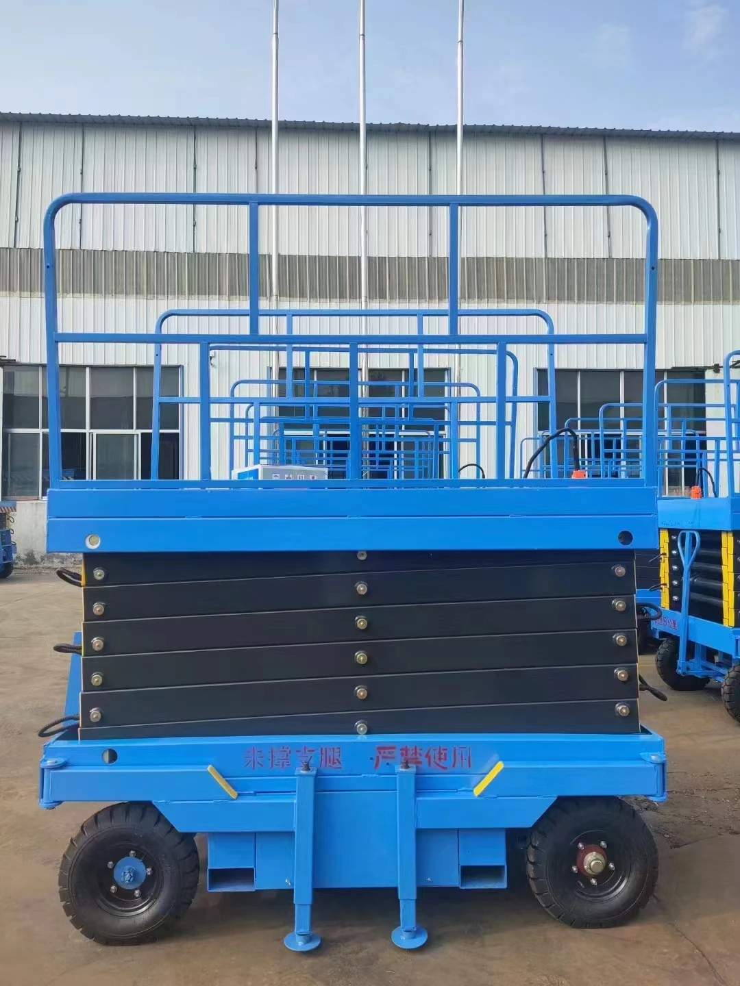 المحمولة الكهربائية الحديد مقصية رفع 4-16 متر منصة العمل الجوي 4 Pers قدرة 2100x830 مللي متر الجدول رافعة متنقلة للمستودع CE