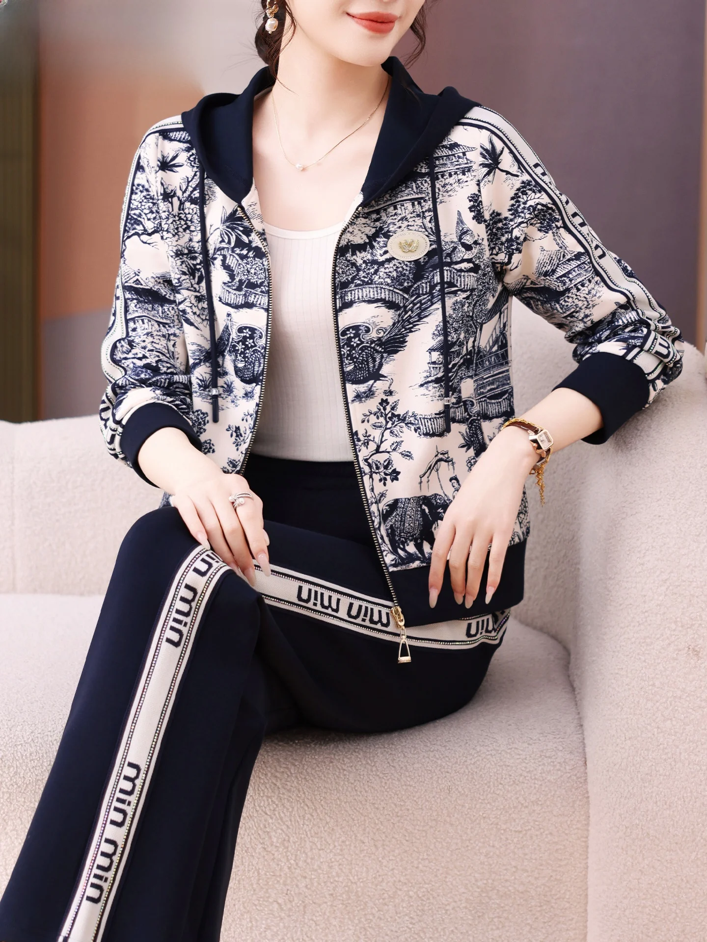 

Active Women's Sportswear Set Large Size Zipper Hoodie And Pants Casual Loose Fit Autumn Faion Outerwear for Middle-Aged An...