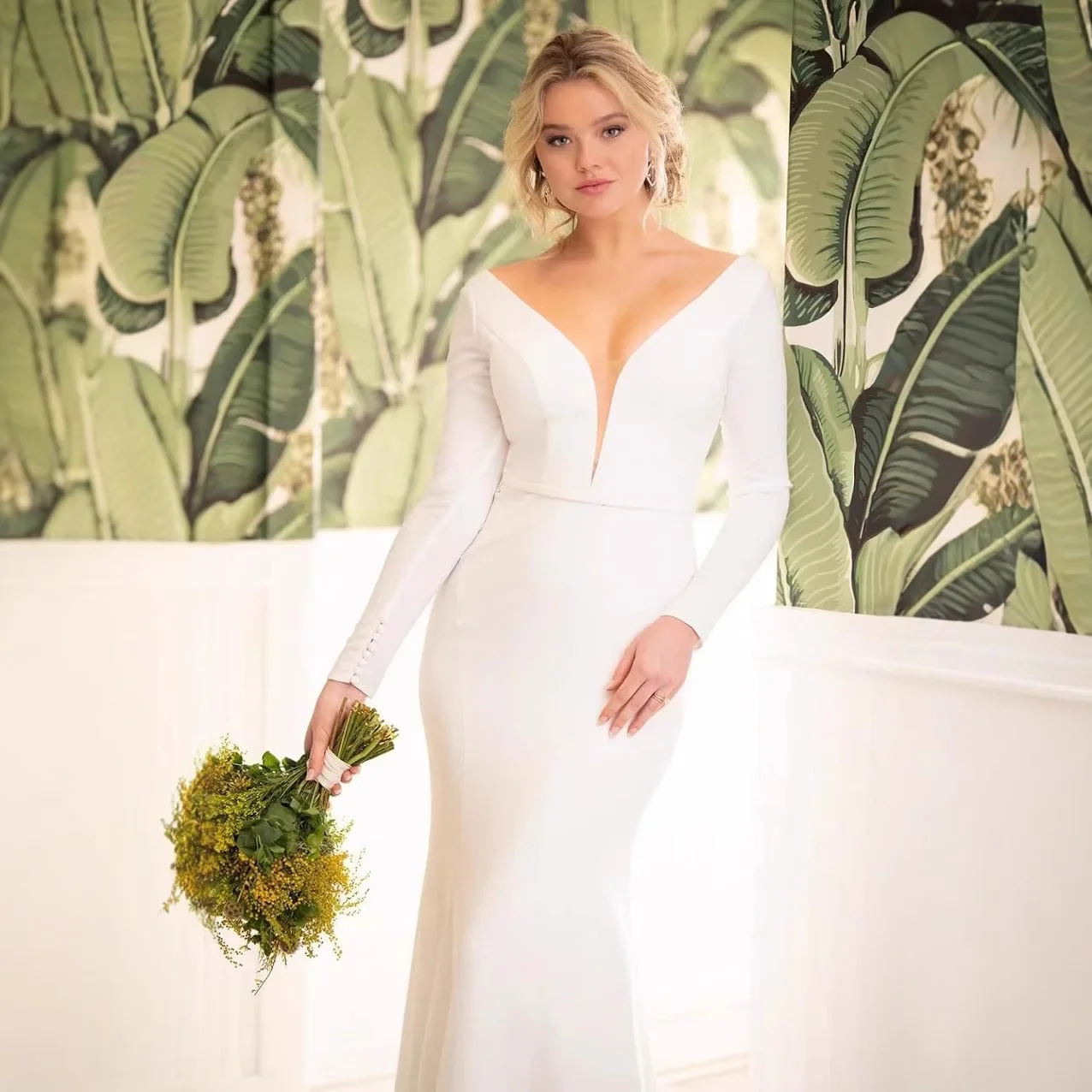 Abito da sposa di lusso con scollo a V in morbido raso Boho con strascico e abito da sposa a maniche lunghe a sirena dal design senza schienale personalizzato Nuovo