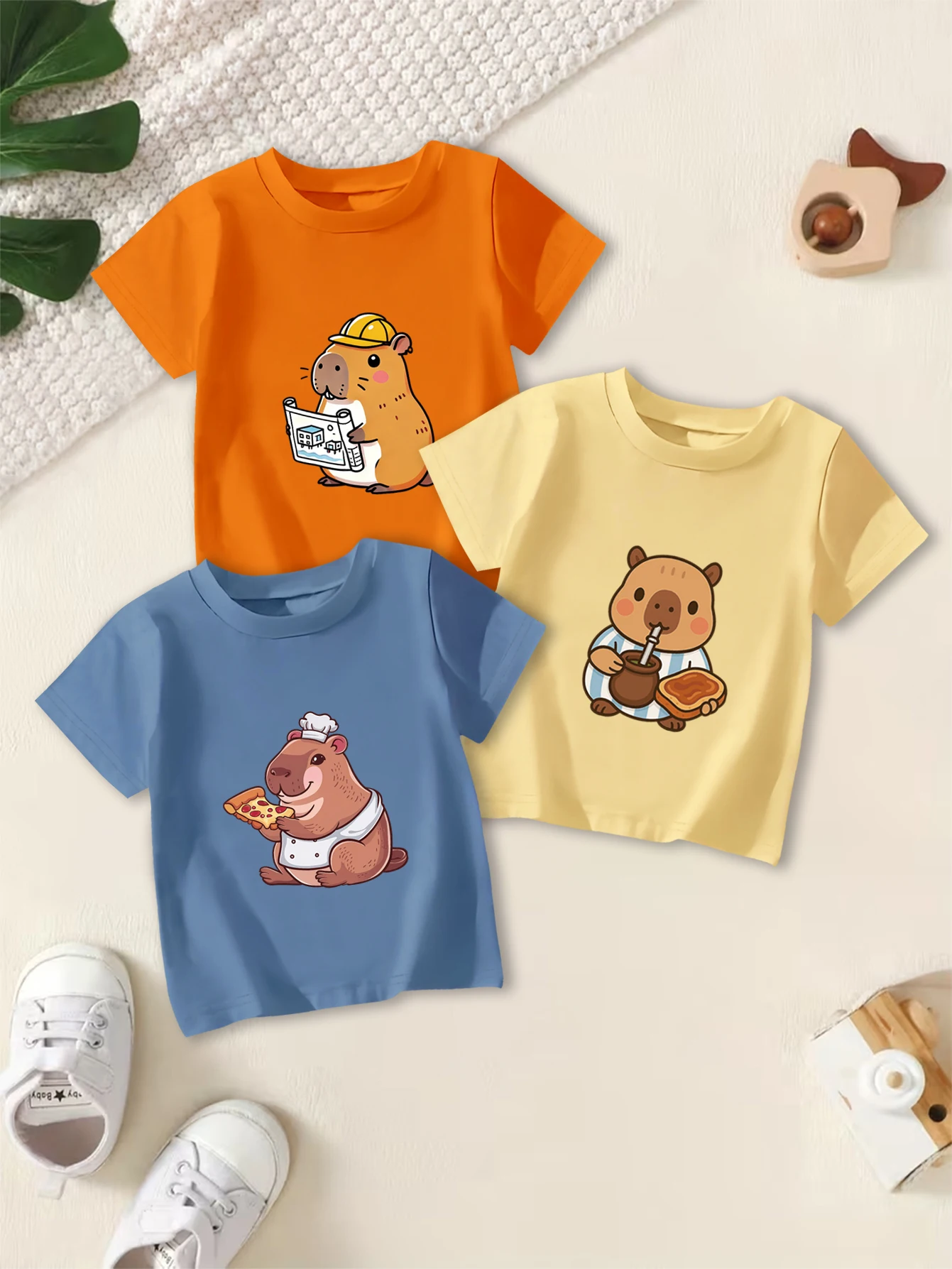 

3 предмета: летние повседневные футболки для мальчиков с графическим принтом: мультяшный шеф-повар, инженер, капибара, едящая хлеб.