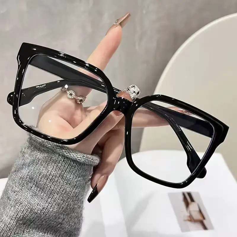 1-teilige klassische modische Damenbrille mit quadratischem Rahmen und klaren Gläsern – stilvolles Accessoire für den täglichen Gebrauch und die Fotografie – Detail 2