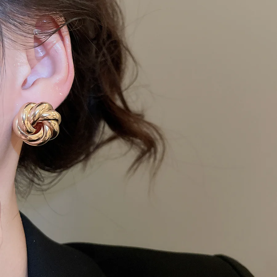 طقم من الحلقان ترصيع دائري بلمسة نهائية معدنية غير رسمية بسيطة أنيقة على طراز متخصص أقراط أذن أنيقة مستوحاة من الإكسسوارات