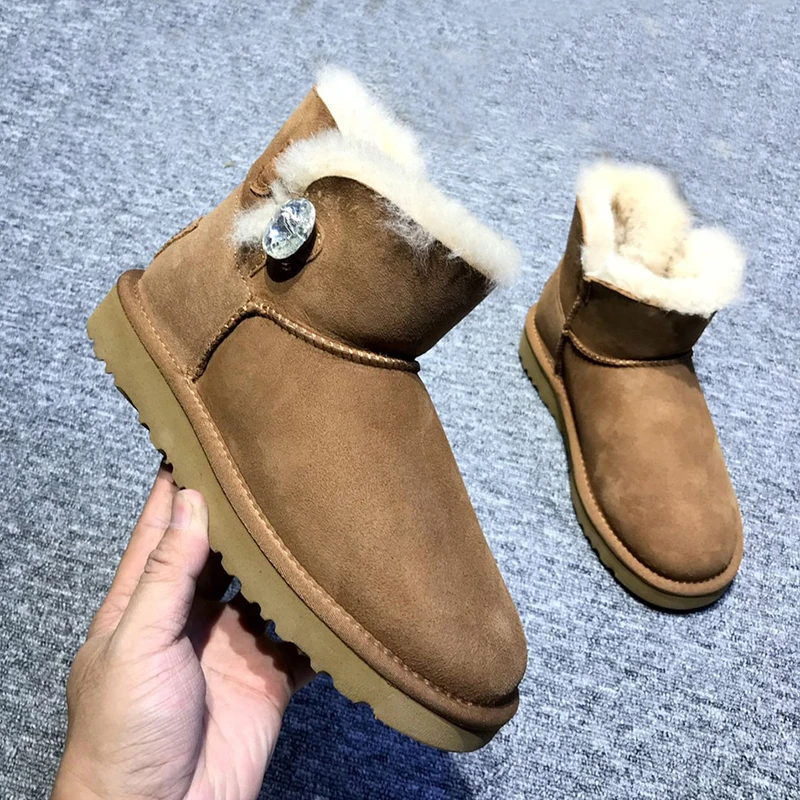 أحذية شتوية عصرية متعددة الاستخدامات بإبزيم كريستالي كلاسيكي مسطح القاع قصير من جلد الغنم مدمج للثلج الدافئ للنساء #1