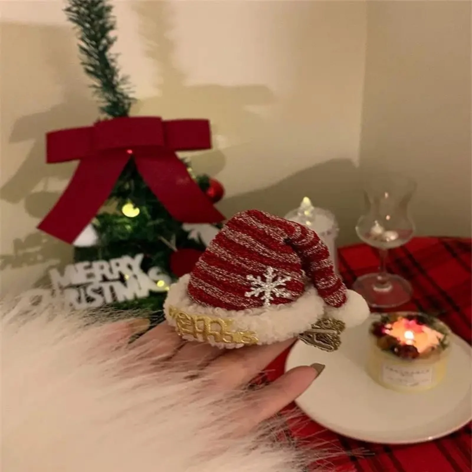 1PC Weihnachtsmannmütze Stirnband, Mini Plüsch Schneeflocke verziertes Haarband, süßes Weihnachts-Haar-Accessoire für Frauen Mädchen – Detail 4