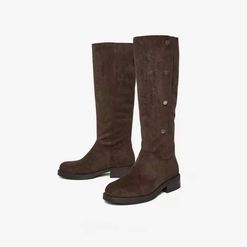 2025 جولة تو ميد الكعوب موضة المرأة أحذية طويلة حجم كبير المسامير المعدنية الغربية زر نموذج ارتداء الفخذ عالية النساء الأحذية #4