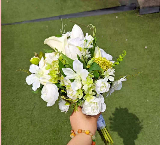 The scepter fan is new, and the bride's wedding bouquet is certified. The calla lily simulation silk cloth bouquet is original.