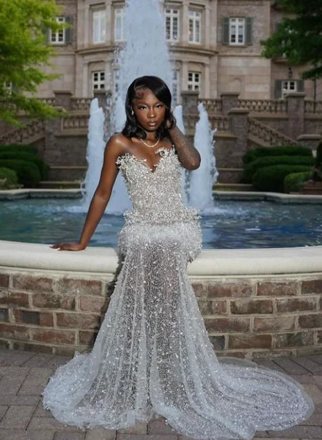 Luxurious Crystal White Prom Dresses Bodice Encrusted Sequins Black Women Party Dresses Simple See Through Evening Gowns