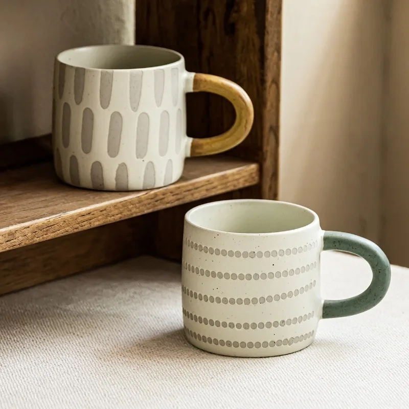 Mugs with contrasting colors, simple styles, home coffee cups, breakfast cups, restaurant cups.