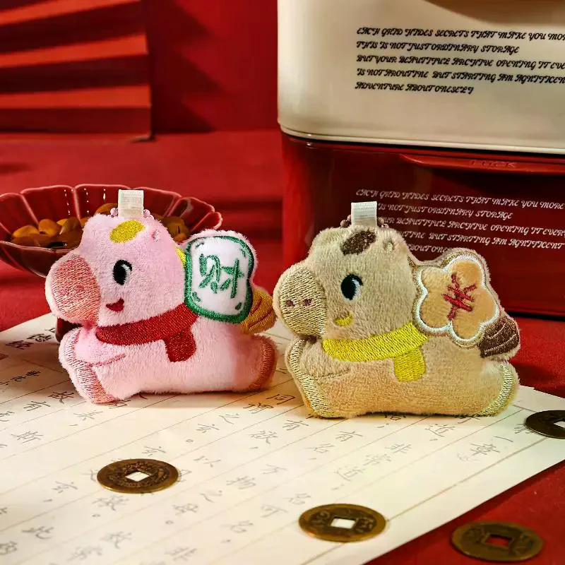 Porte-clés en peluche poney porte-bonheur, mignon, dessin animé, pendentif pour sac à dos Kawaii, mascotte de l'année du cheval, accessoires de décoration, cadeau