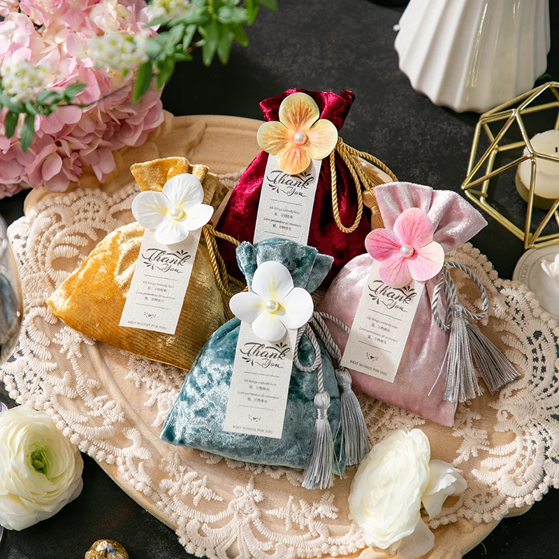 

20 Pcs/Lot Creative Chinese Tassel Velvet Cloth Wedding Candy Bag Holiday Party Small Gift Packaging Bag + Cloth Tag+ Flower