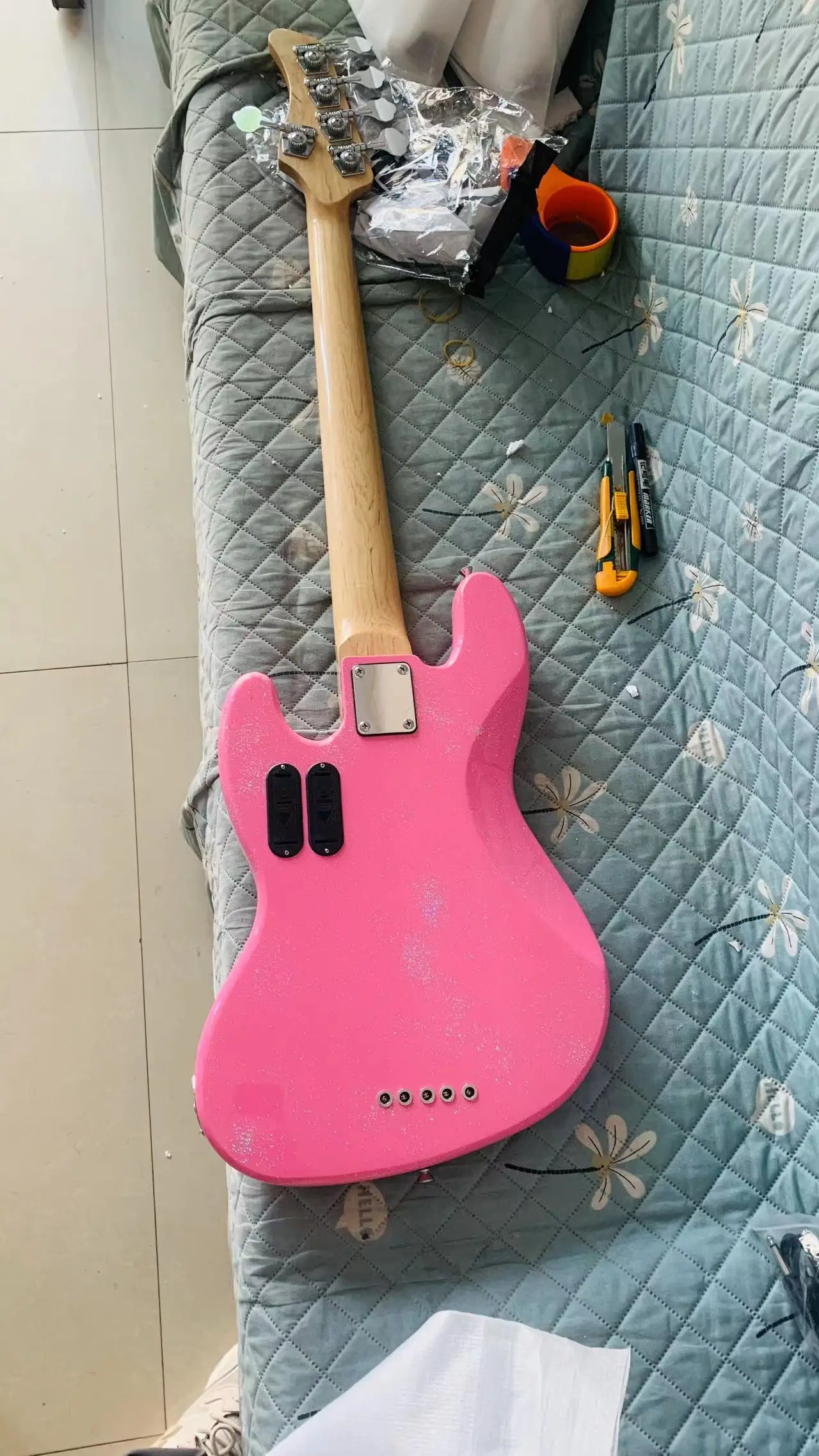 High quality classic 5-string bass electric guitar, custom pink large grain silver pink, active pickup, free shipping