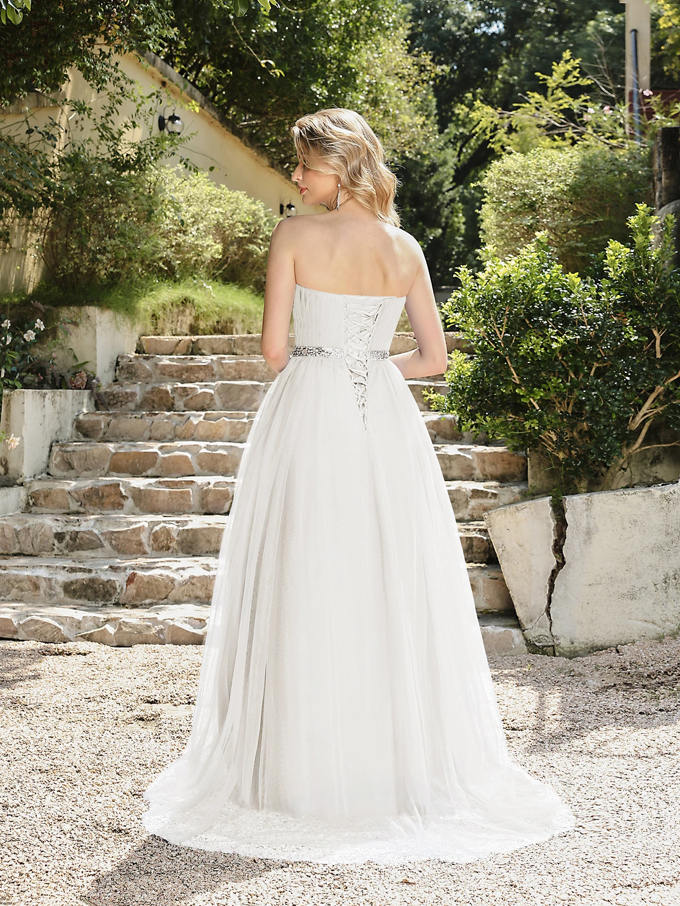 Abiti da sposa sexy con top a tubo bianco Colletto a cuore Abito da sera senza schienale con lacci Abito da festa con cintura a trapezio con paillettes impero