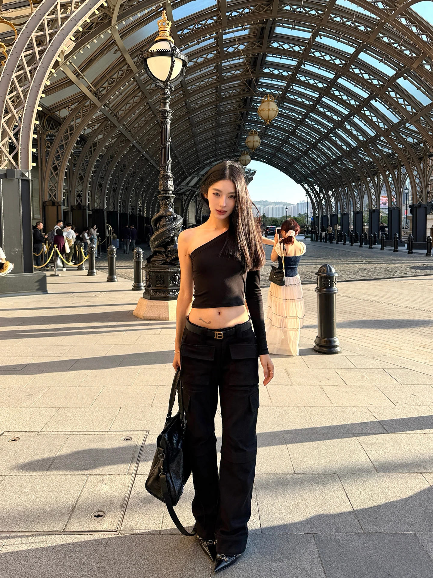 

Модная женская футболка Rosie Modal с одним открытым плечом, без рукавов, с вырезом на животе, облегающий топ с длинным рукавом, лето 2026