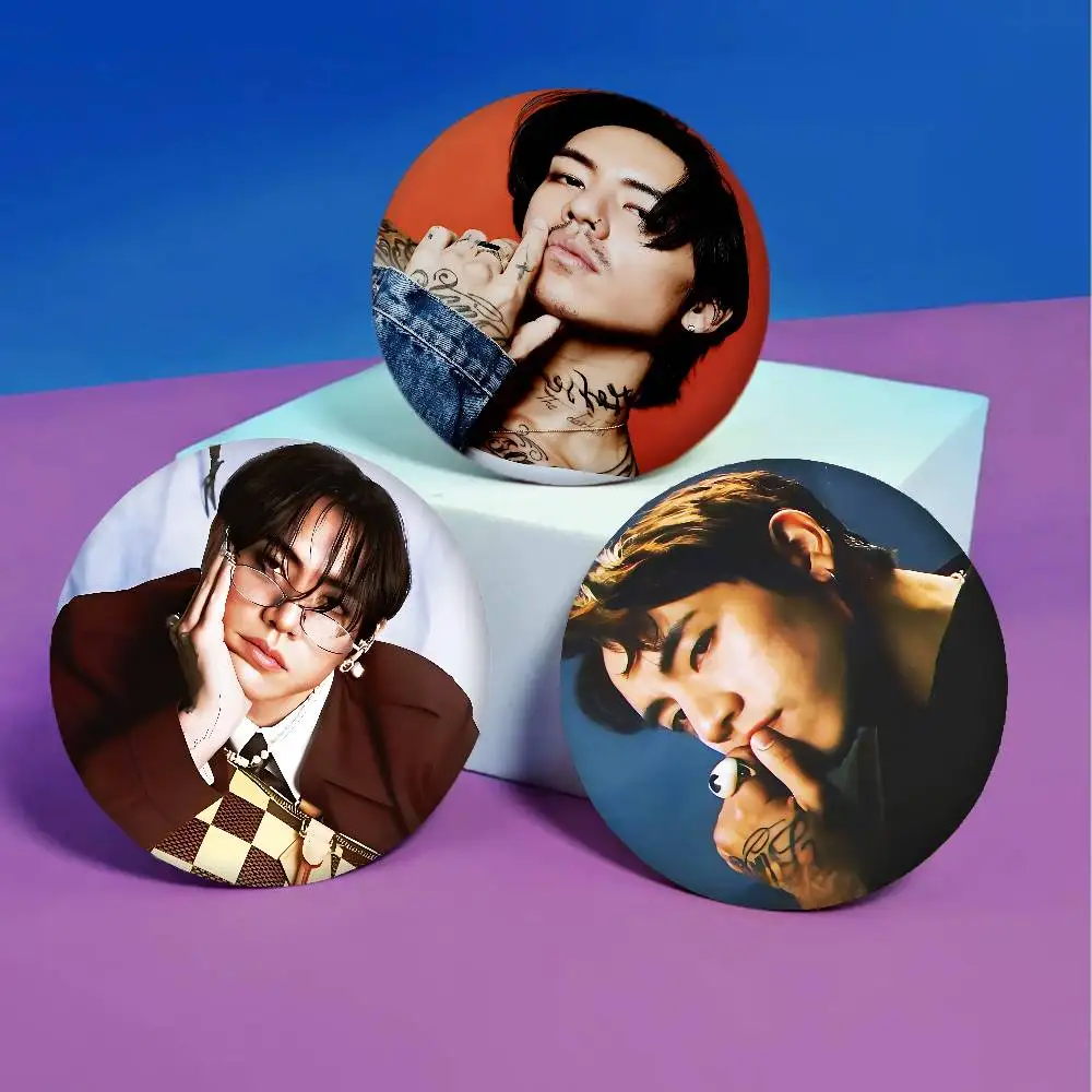 

Singer D-DPR I-Ian Soft Button Pin Bright Printed Icon Gift For Friends Badge Collar Brooch Lapel Pin Metal