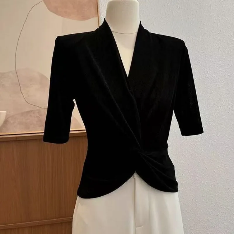 เสื้อยืดแขนสั้นดีไซน์หรูหราทันสมัยสำหรับผู้หญิง ปี 2025 คอวี ดีไซน์เกลียว โดดเด่น สง่างาม สีขาว