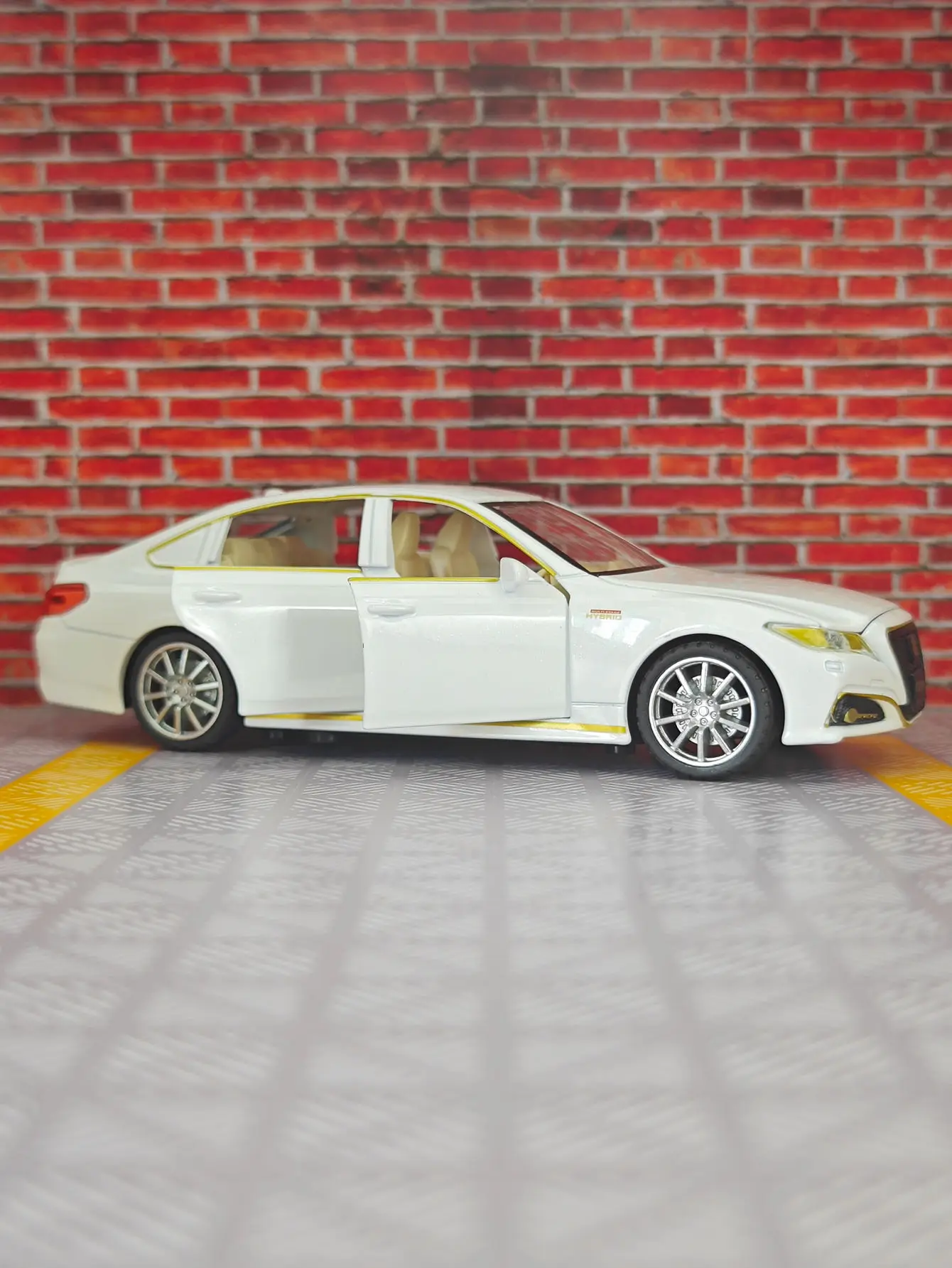 Simulación 1:32 del modelo de coche de aleación Toyota Crown de 15a generación con piezas decorativas, puertas y capó del motor, maletero que el coche