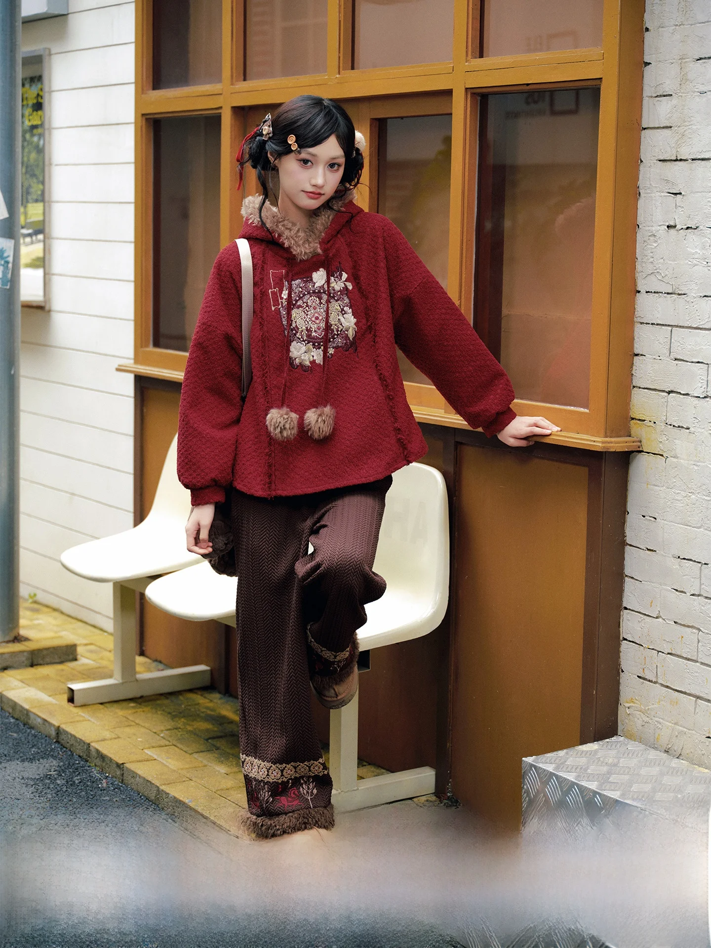 

Комплект из толстовки с капюшоном и брюк на флисовой подкладке с вышивкой для новогодних поездок в стиле женского ханьфу.