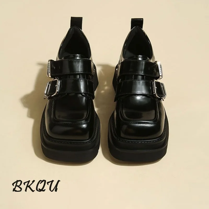 BKQU 2024, nowy trend Punk Loafers Square Head Lolita Double Button Sweet Cool Platform Shoes Metal Decoration pumps