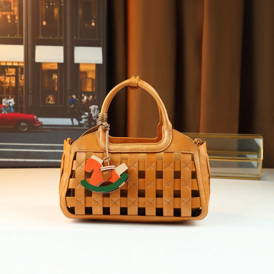 

Woven Hollow-Out Mother-And-Child Bag with Pony Pendant, Exquisite Small Bucket Bag for Commuting and Outings