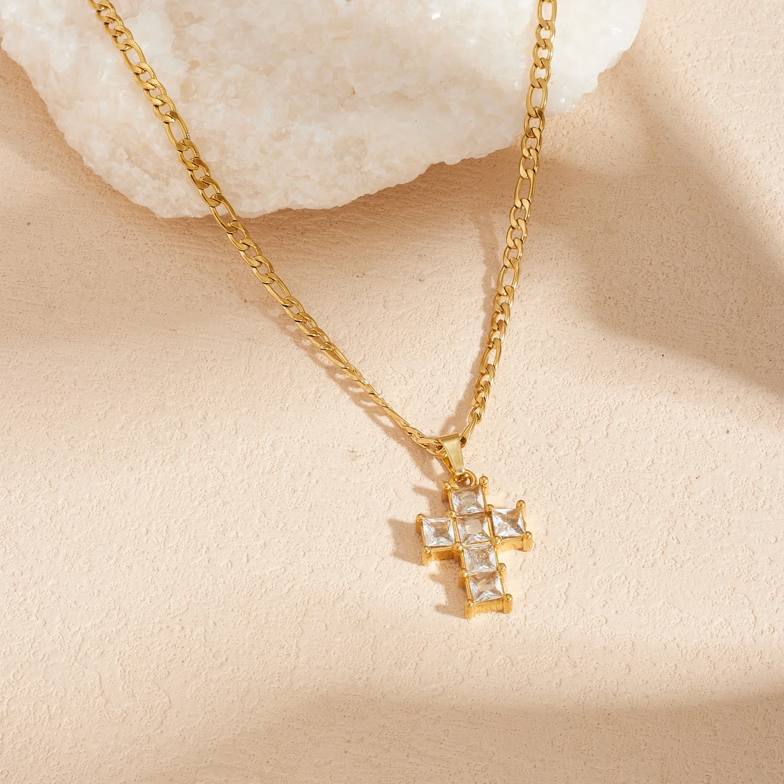 Edelstahl 18K vergoldete Baguette-Zirkon-Kreuzanhänger-Halskette für Damen, klassischer wasserdichter Schmuck