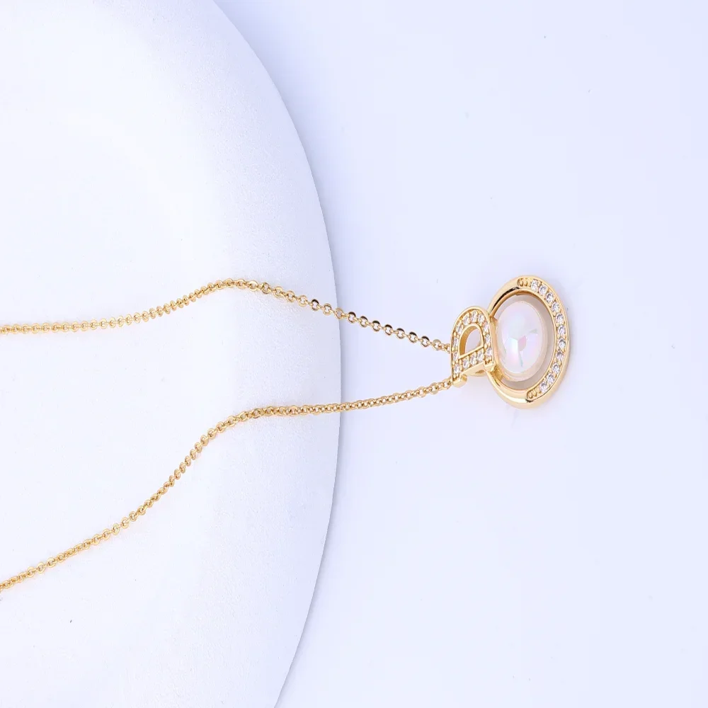 قلادة جميلة للنساء - تصميم حرف D من اللؤلؤ عبر الحدود مع ترصيع الزركون الفاخر، فكرة هدية أنيقة، لو من الفولاذ التيتانيوم