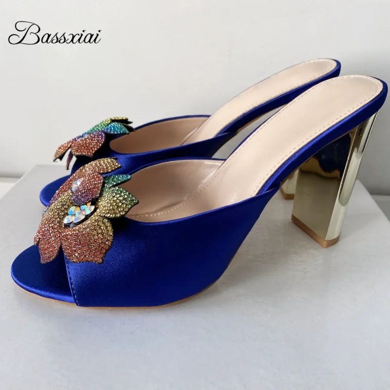 

Женские сандалии с цветочным декором из цветных страз, уникальные золотые туфли на необычном каблуке, синие шелковые мюли с ремешком на пятке, летние мюли