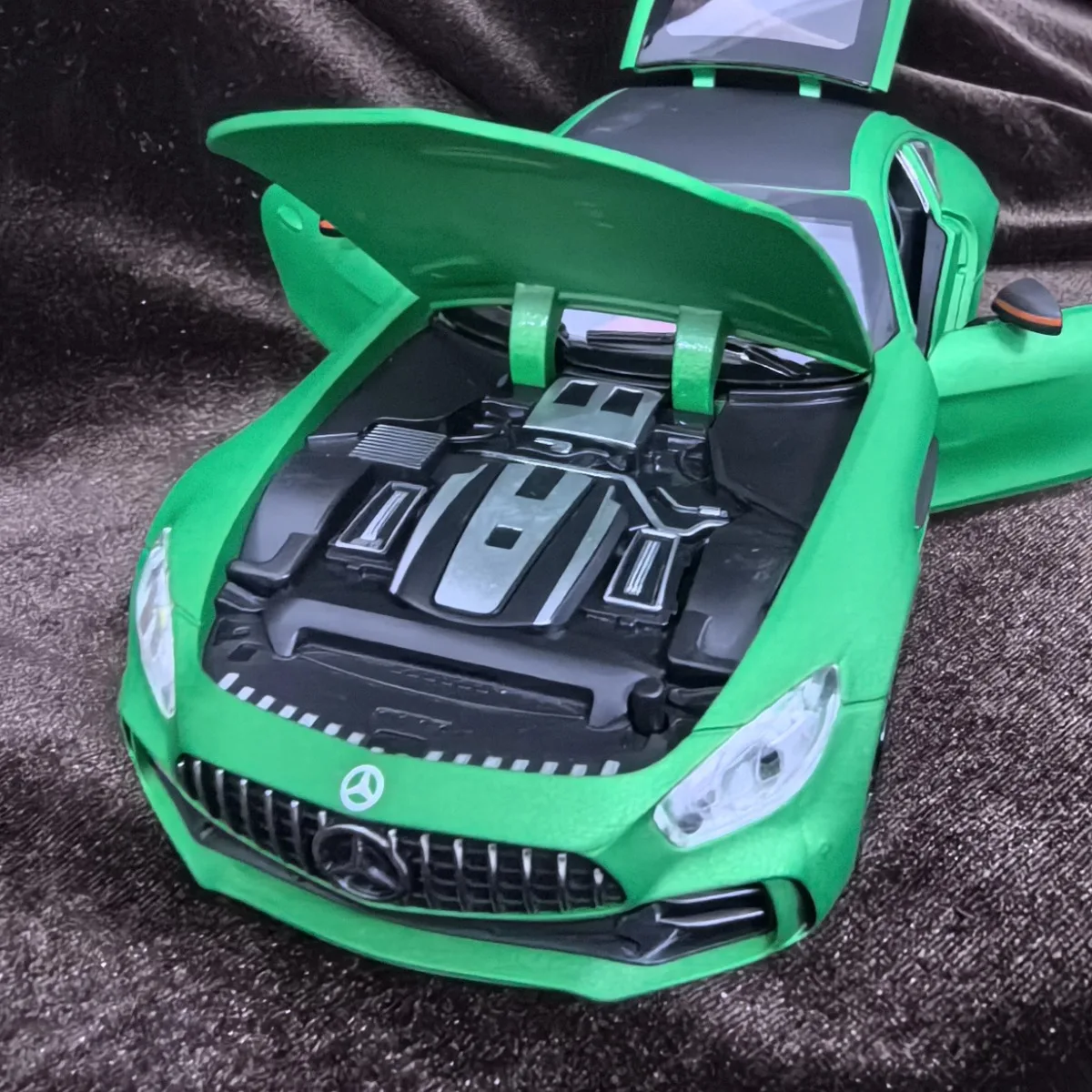 Limitowany model samochodu Mercedes AMG w skali 1:24, luksusowy pojazd, miniaturowa replika, figurka, zabawka, prezent świąteczny dla dziecka.