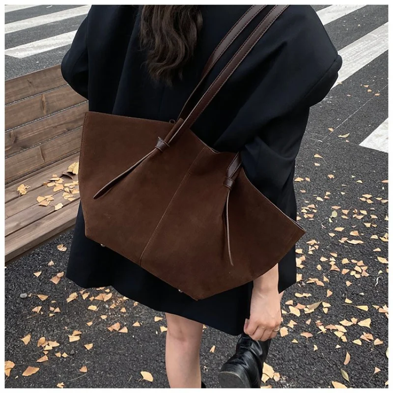 

Vintage Inspired Hatbox Bag For Ladies With Unique Round Shape And Luxury Leather Covering