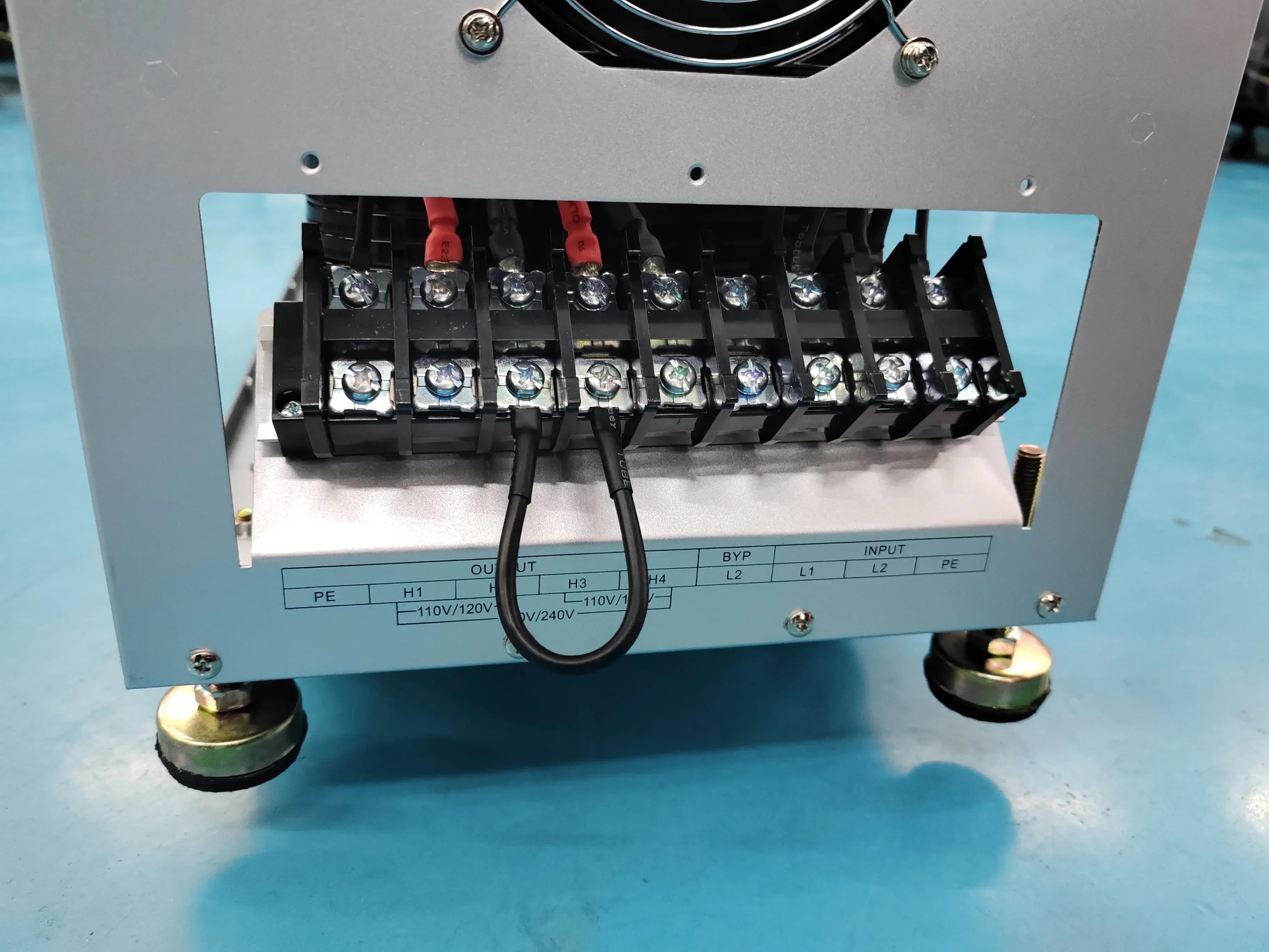 10KVA عالية التردد من نوع البرج UPS مخرج مزدوج الطور مع محول عزل مدمج لإمدادات الطاقة المستقرة